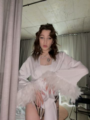 I’m always so excited to show off my little body : video clip
