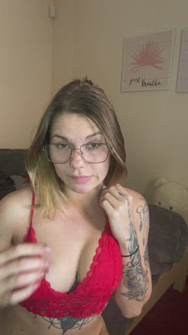 Doing a social experiment to see how many horny guys will actually see me playing with my tits tonight : video clip