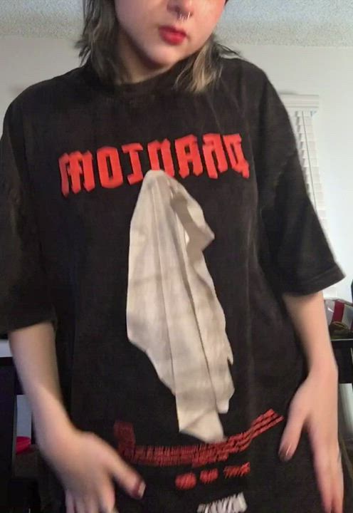 Big baggy shirt hiding a 110 pound nympho gf 🥰 : video clip