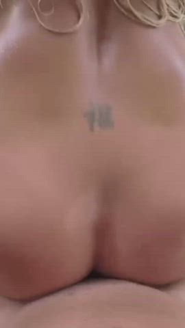 She milks him dry : video clip