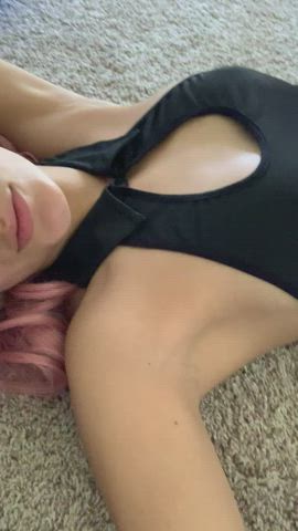 Mini skirt equals no panties : video clip