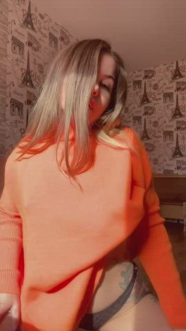 I get excited and my pussy gets wet when I squeeze my cute tits : video clip
