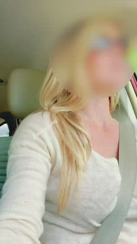 The truck drivers received a surprise on the road. [GIF] : video clip