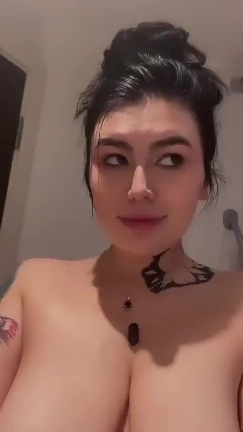 I want to fuck a lucky redditor that reacts to this : video clip