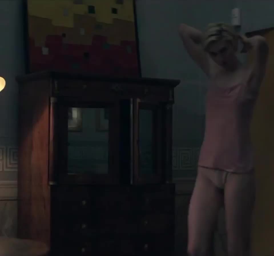 Elizabeth Debicki incredible nude body in The Burnt Orange Heresy (2019) : video clip