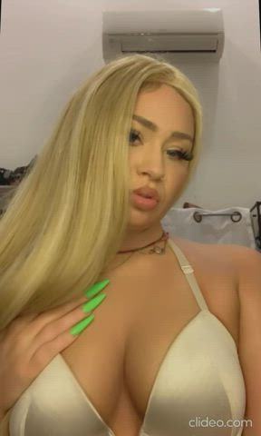 Tell mommy what to do : video clip