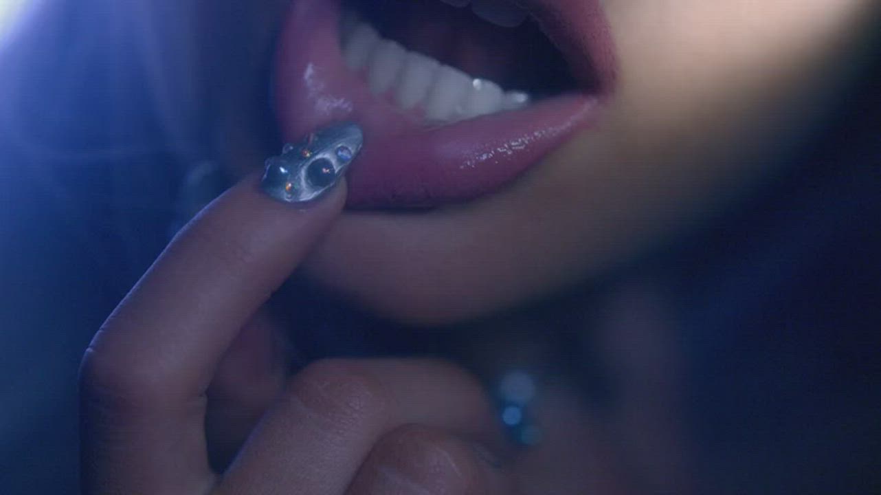 Haven't much been into Ariana grande since I was a young teen but holy fuck I wanna fuck her mouth : video clip