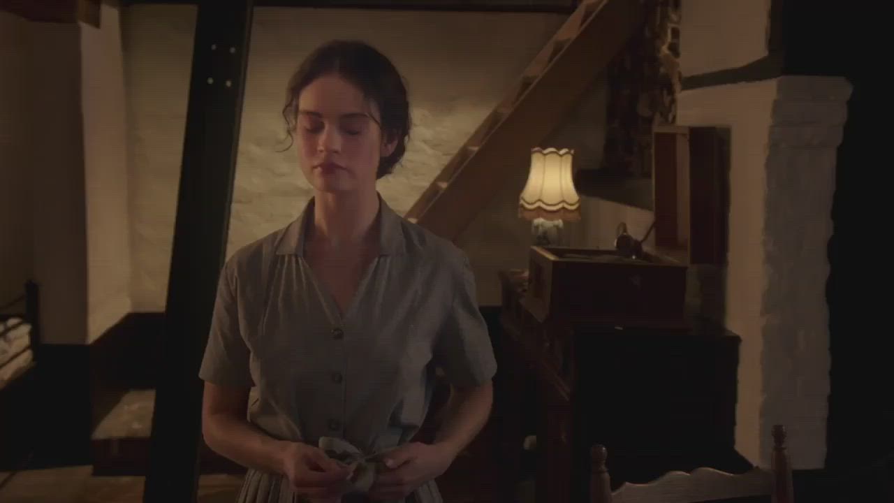 I cannot stop thinking of the gorgeous Lily James and her perfectly round ass : video clip