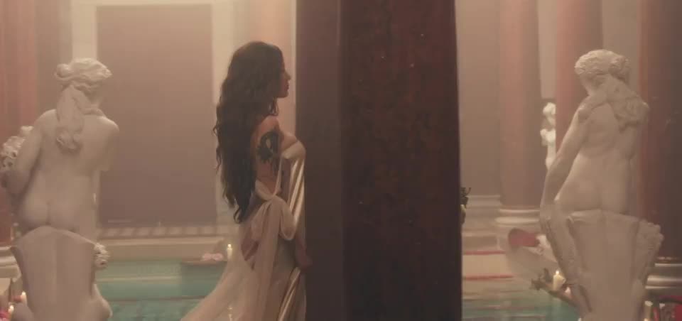 Halsey in If I Can't Have Love, I Want Power (2021) : video clip
