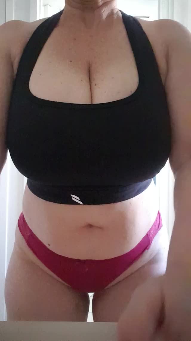 Big Boobs Mom, Who wants to suck : video clip