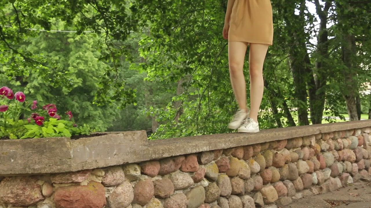 Wearing No Panties In The Public Place : video clip