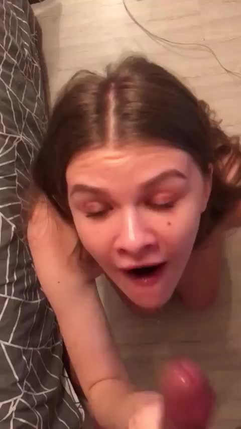 I want you to cum hard on my 18 y/o face : video clip