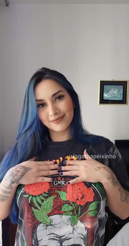 You choose whether you want to cum first in my mouth or on my tits : video clip