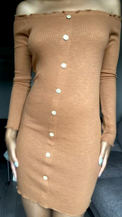 This dress looks better off : video clip
