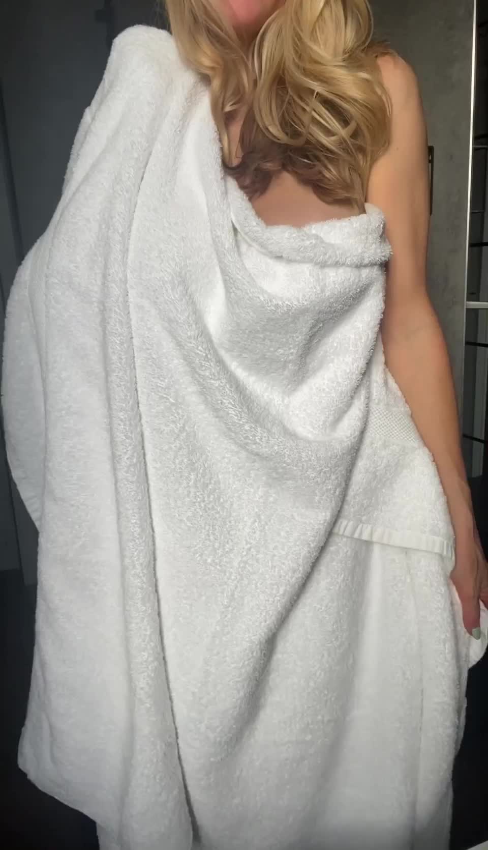 Let me show you a magic trick! 3.. 2.. 1.. A busty and blonde fuck-doll! 😇 : video clip