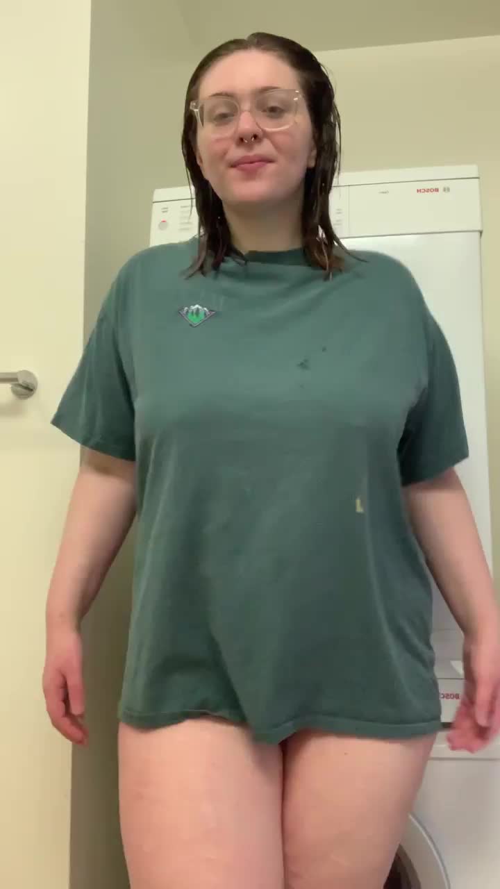 Do you like girls in just a t-shirt : video clip