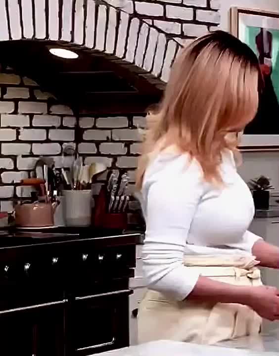 Selena Gomez has been looking so fucking thick and breedable lately : video clip