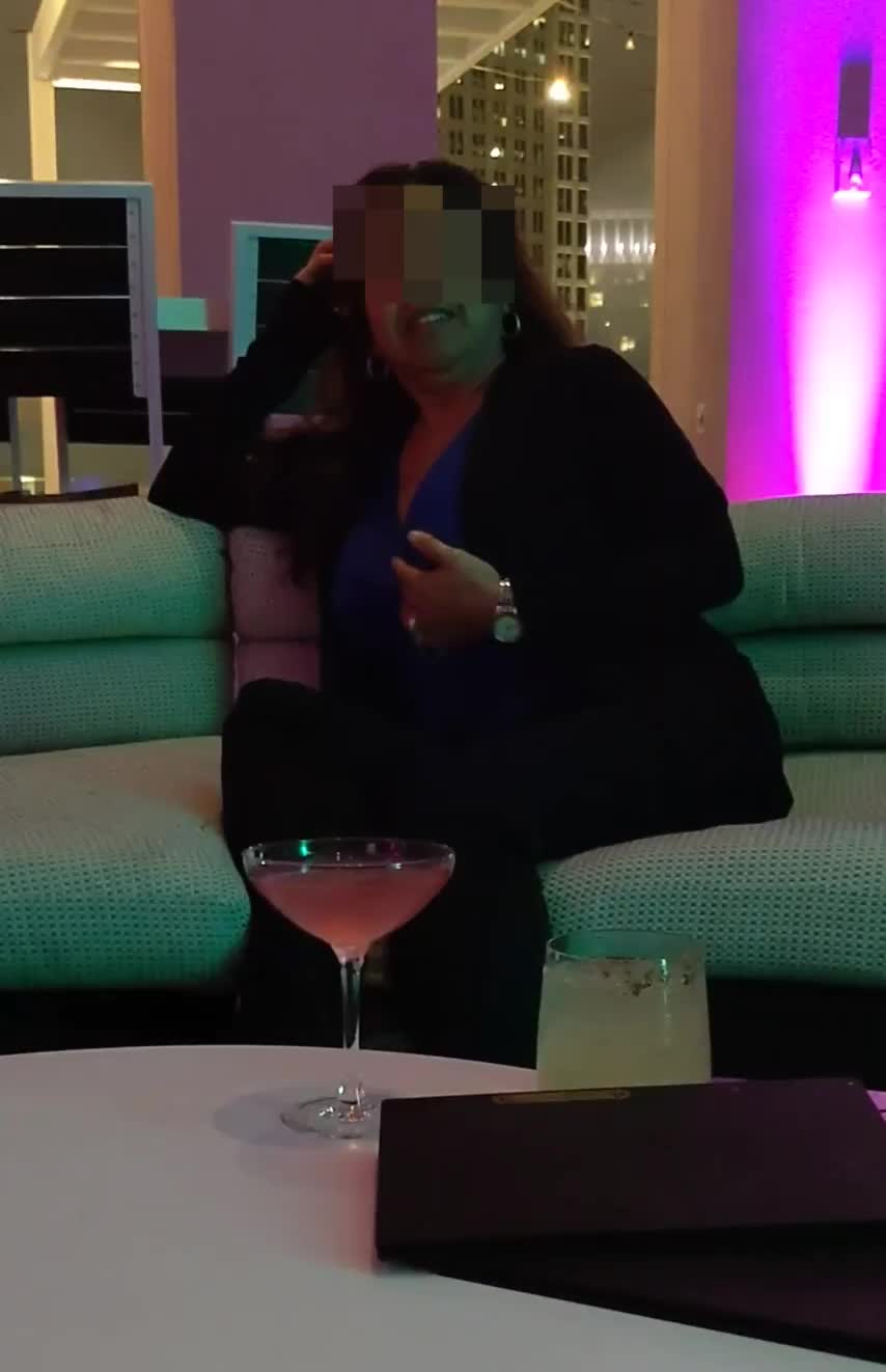 A few drinks and I start flashing my titties in public : video clip