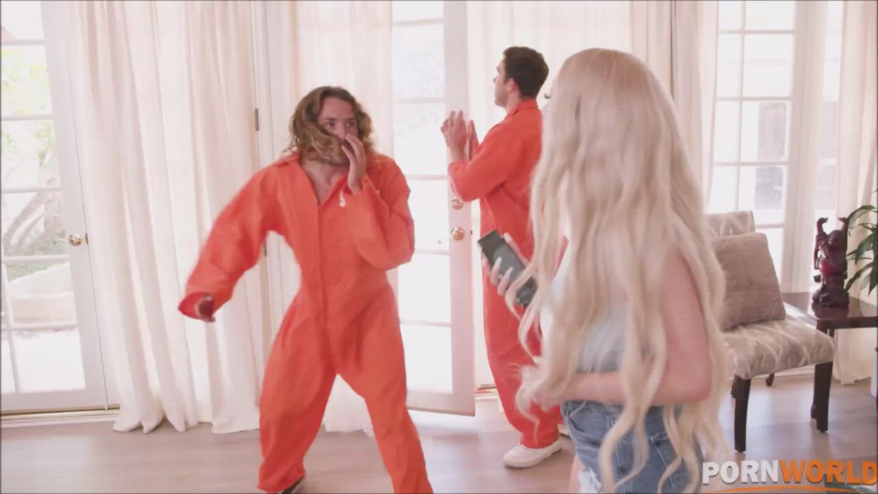 Skylar Vox - Busty Blonde Slut Tagged Teamed By 2 Escaped Prisoners : video clip