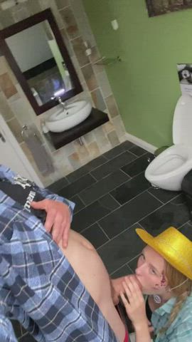We snuck out of the party because I got so horny : video clip