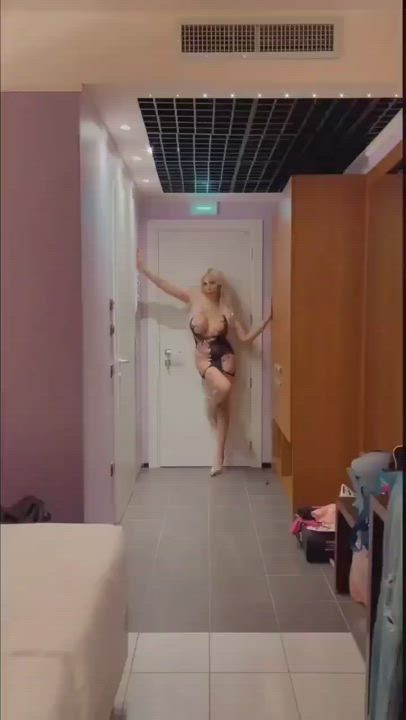 Ashley's "fashion show" : video clip