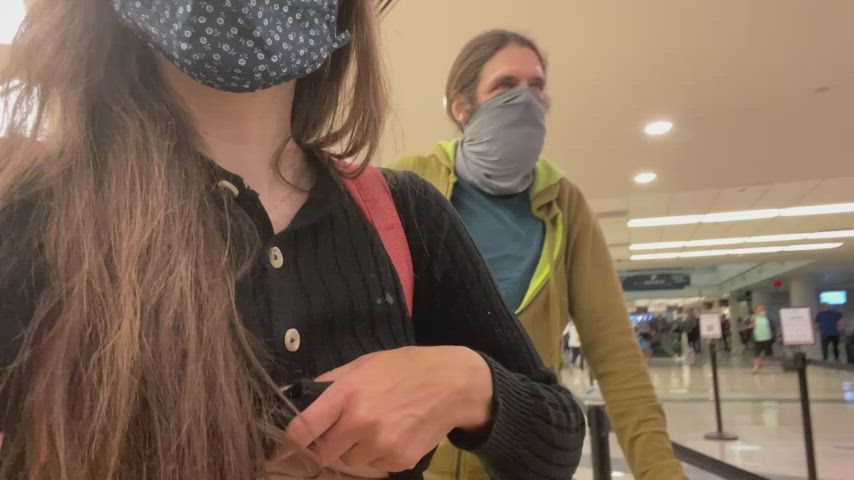 Trying to pick up a DILF at the airport [GIF] : video clip