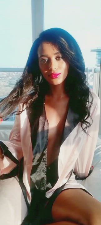 Did you expect that body under the gown? : video clip