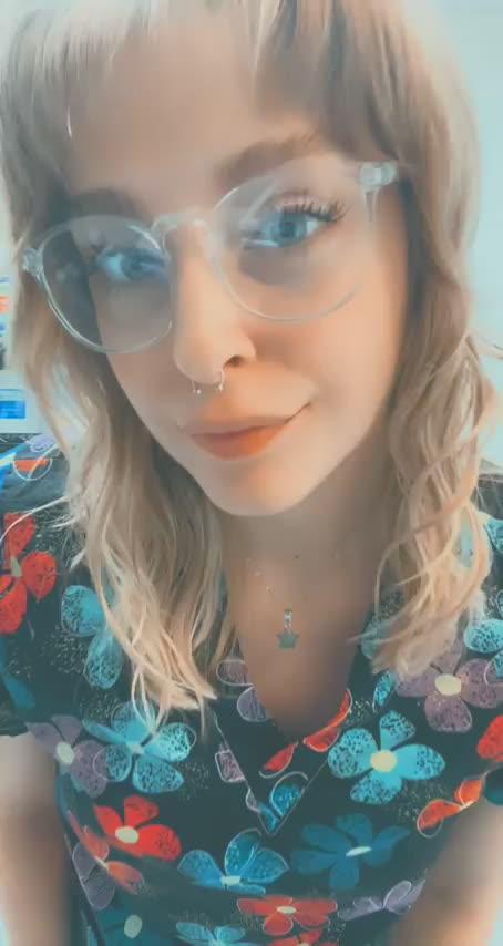 Shaking my booty at work 😈 : video clip