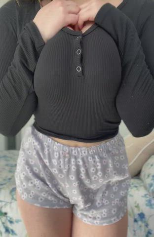 My buttons can barely contain my boobies (19f) : video clip