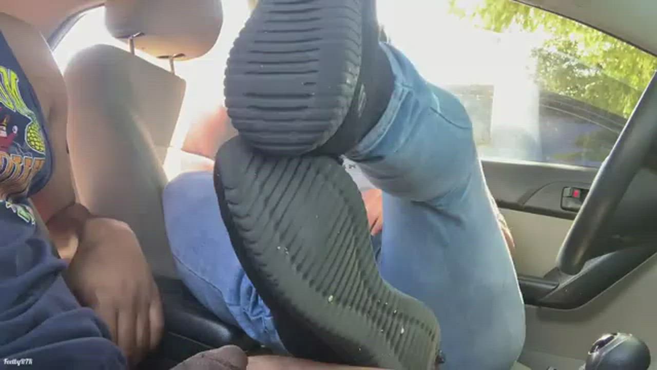 Sweaty Footjob in public : video clip