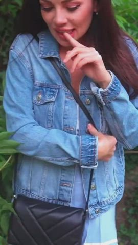 Good girl swallows her load in the park : video clip