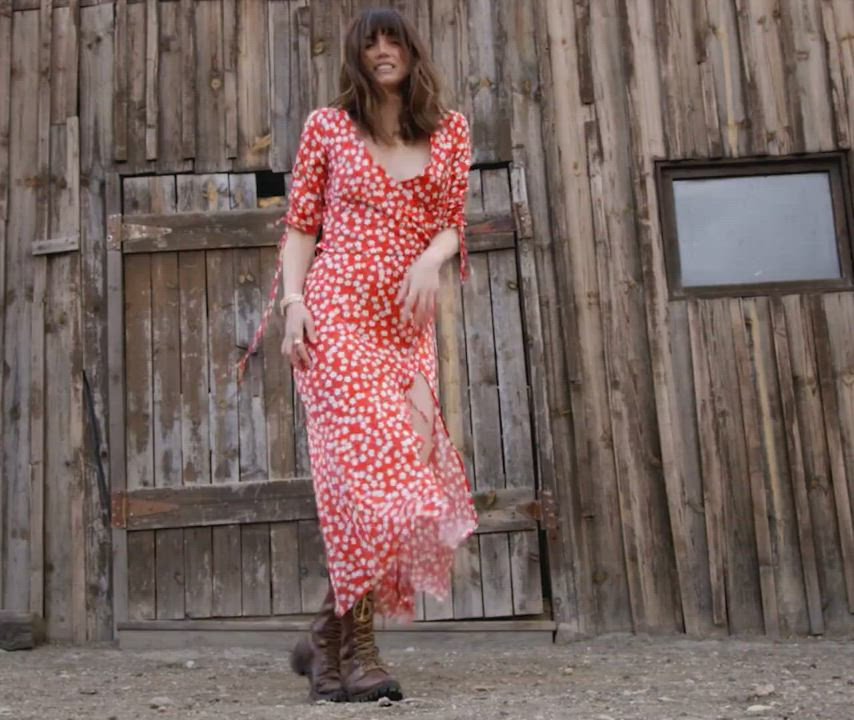 Ana de Armas on her knees and those tits swaying about : video clip