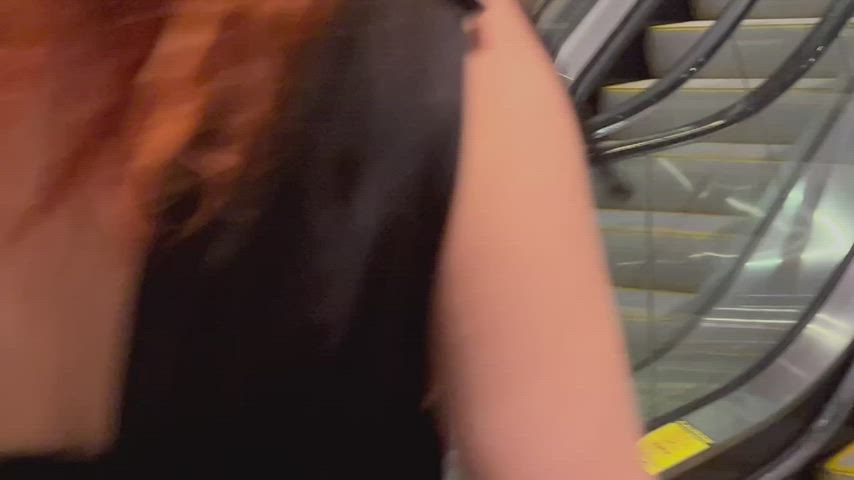 Pussy and ass spread in public upskirt : video clip