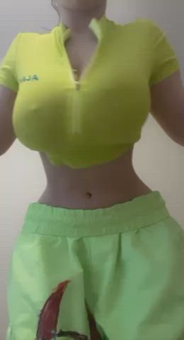 Big natural tits and a tiny waist on my 5’1 frame : video clip
