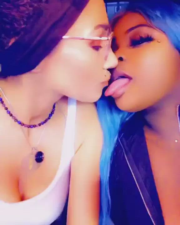 I get so wet when I kiss girls 🙊🤤 (oc) : video clip
