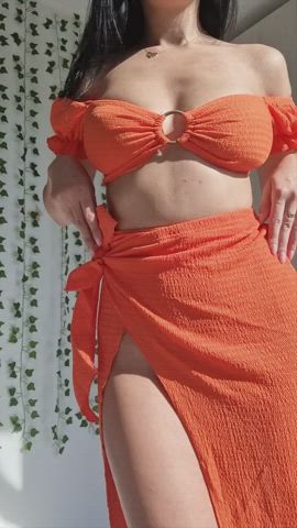 My boobs were suffocating in this tiny top : video clip