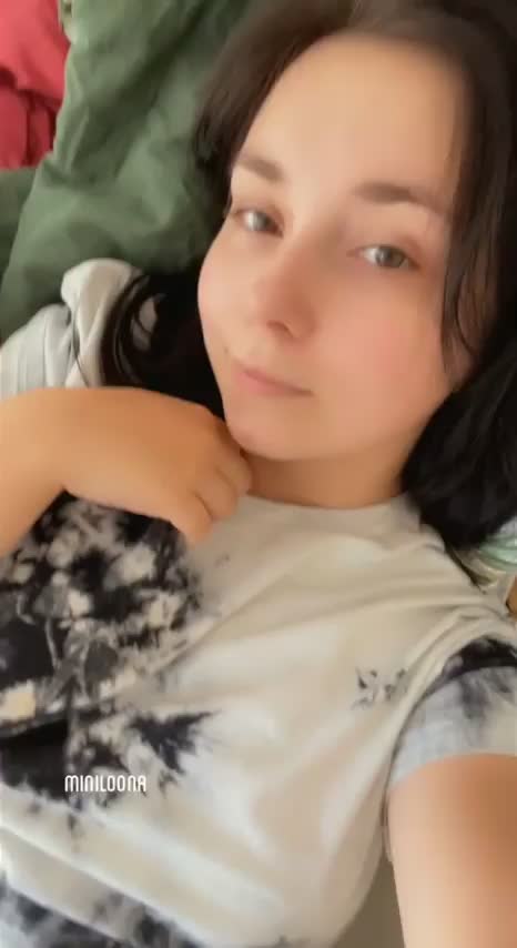 Do you wanna join me in bed? : video clip