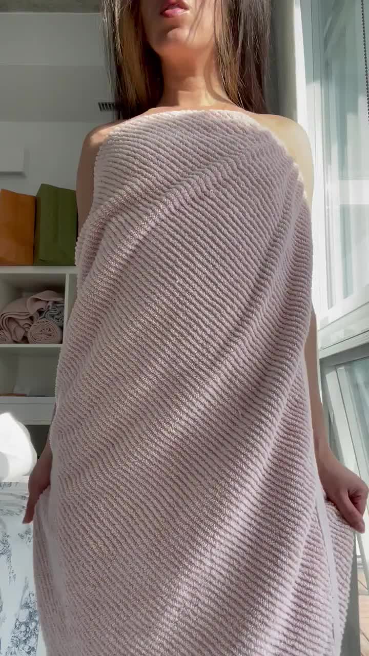 Oops.. my towel fell 😳 : video clip