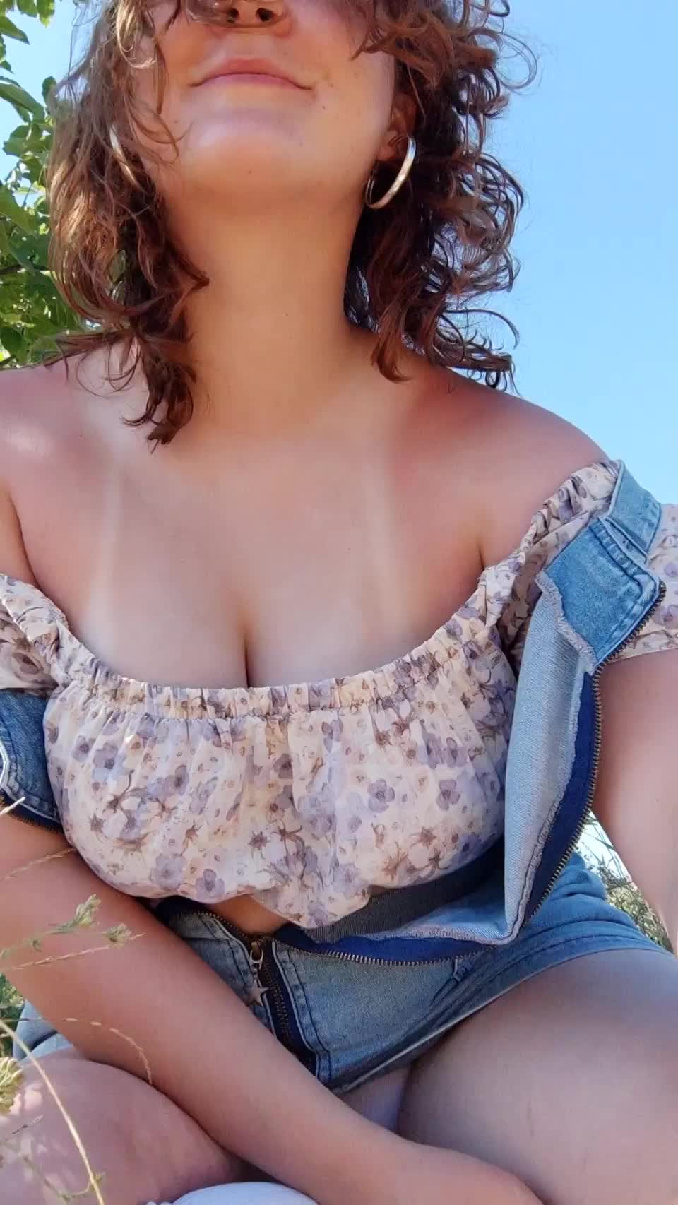 Just a peek, while nobody is watching : video clip