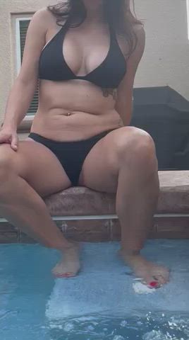 F44 slipping my bikini bottoms to the side : video clip