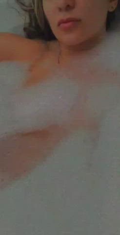 Always a bath for my skin with more foam... : video clip