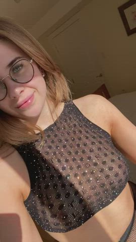 4’11” tall with glasses and a phat pussy…want to taste ? : video clip
