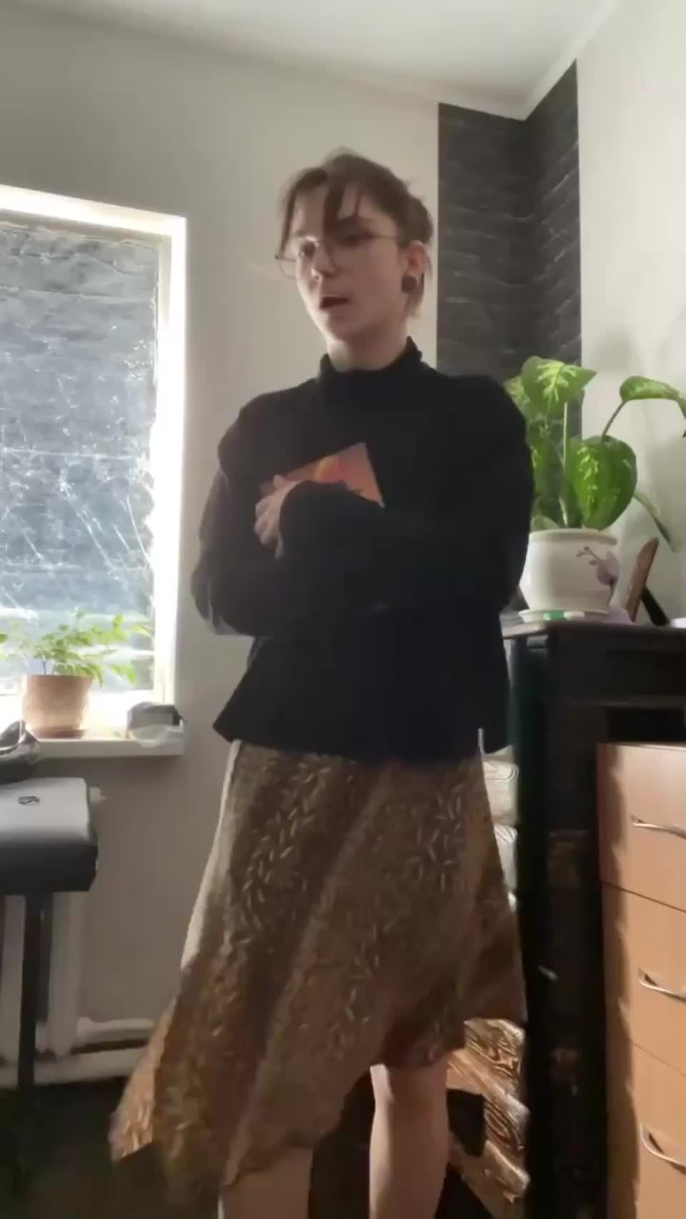 every day I'm modest, but sometimes a whore wakes up in me : video clip