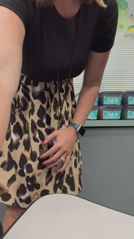 Real teacher shaking ass in classroom : video clip