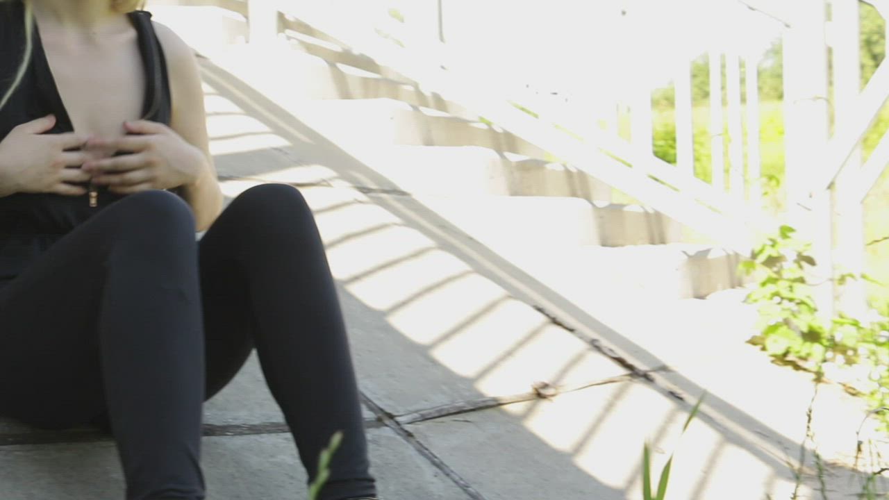 Flashing Tits Under The Bridge : video clip