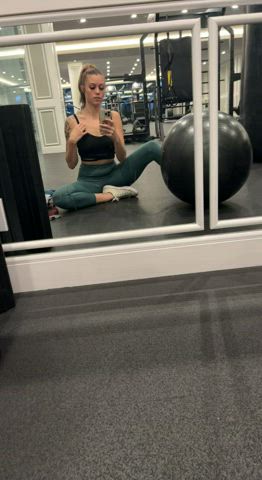 The gym always has the best mirrors [gif] : video clip