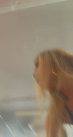 Let me be your twerking queen : video clip
