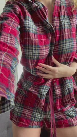Who wants to tittyfuck me? : video clip