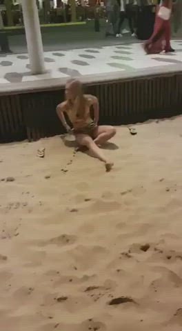 Taking Her Panties off and Jilling as Families Walk mre Meter Away From Her : video clip