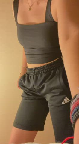 Pin me against the wall and fill me up : video clip